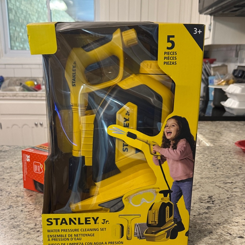 Stanley Jr. Yellow and Black Water Pressure Cleaning Toy Set